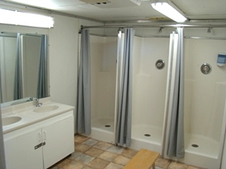 SHOWER TRAILER FOR SALE OR LEASE 48FT GOOSENECK TRAILER ( 13 SHOWER )